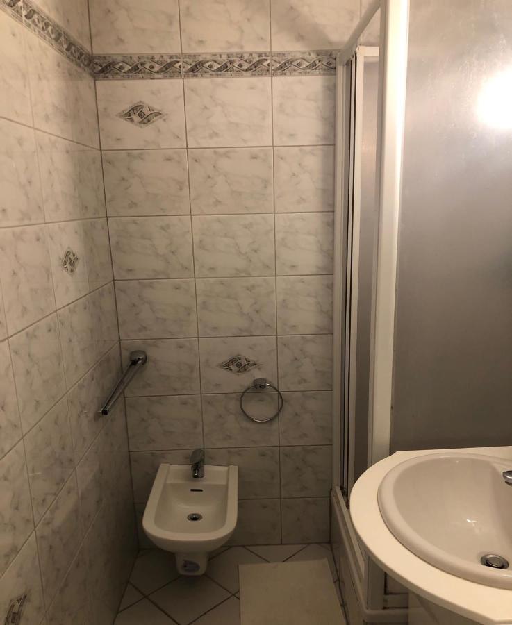 A Private Room In A Shared Apartment Vienna Esterno foto