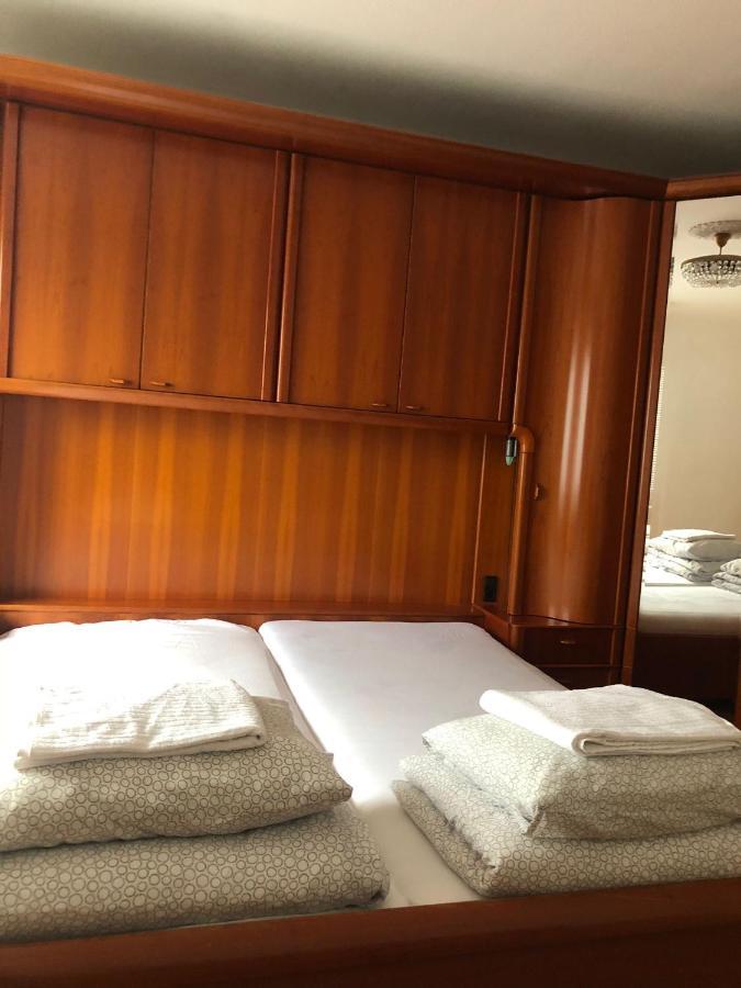 A Private Room In A Shared Apartment Vienna Esterno foto